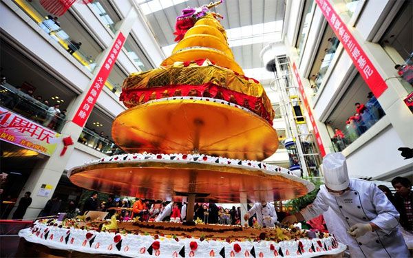 The Biggest Tallest Cake in the World The Biggest Tallest Cake in the World