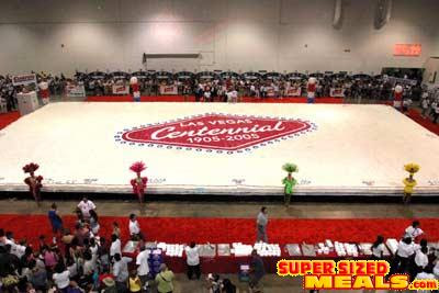 12 Photos of The Hole In The World Biggest Cakes Ever Made 12 Photos of The Hole In The World Biggest Cakes Ever Made