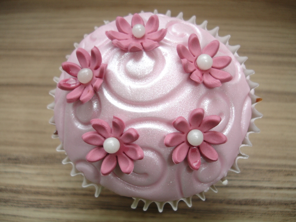 Cupcake Cake with Fondant Cupcake Cake with Fondant