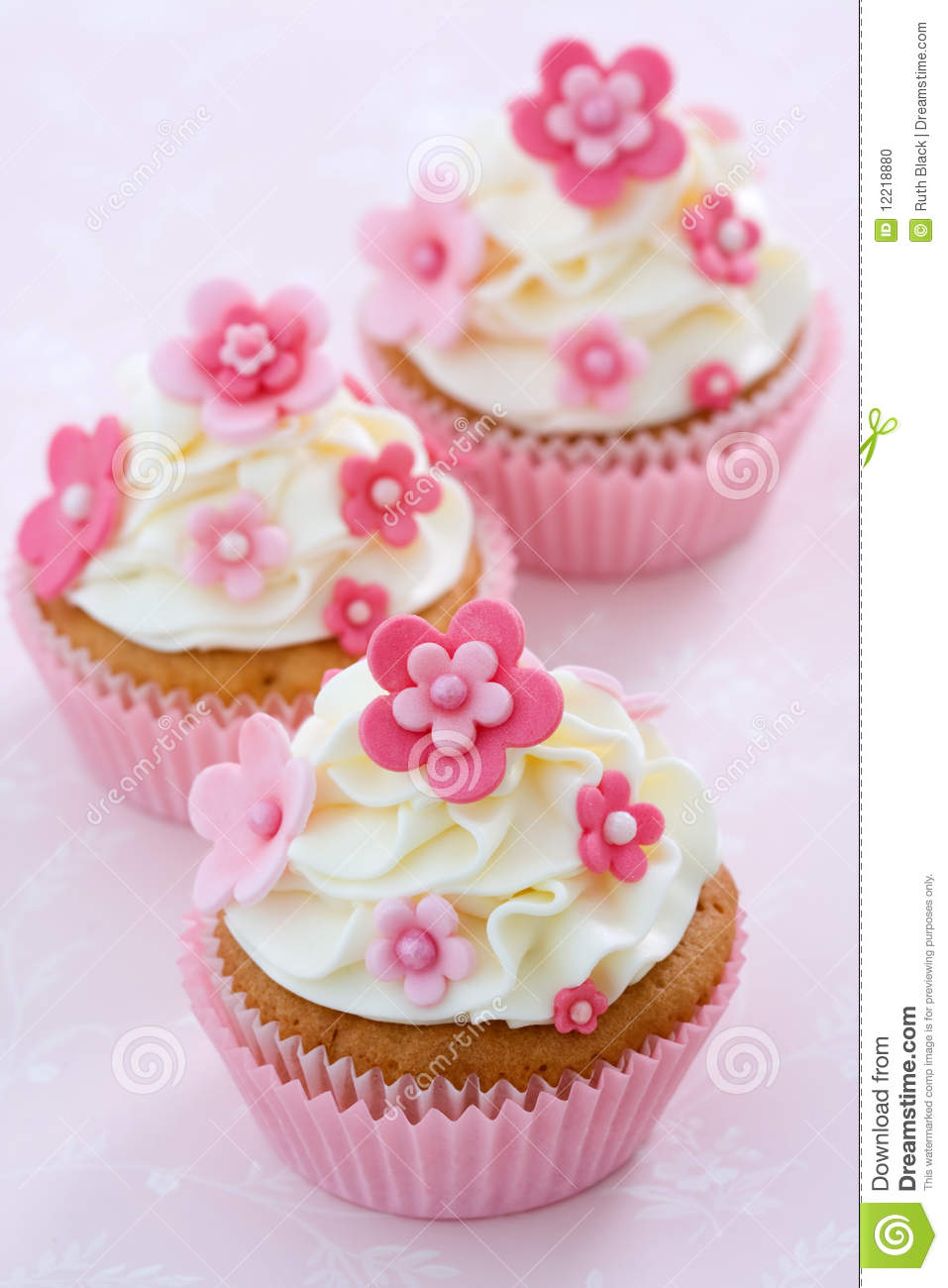 Cupcakes with Flowers Cupcakes with Flowers