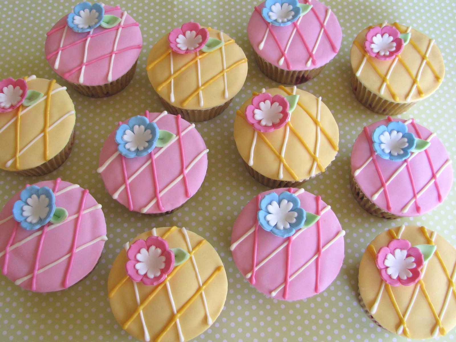 Fondant Flower Cupcakes Fondant Flower Cupcakes