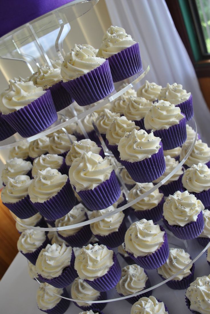 11 cupcakes with wedding