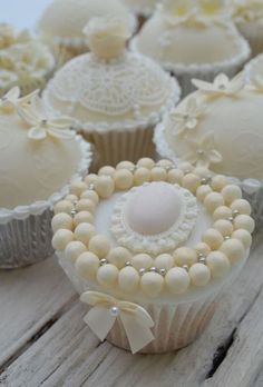 Wedding Cupcakes with Pearls Wedding Cupcakes with Pearls