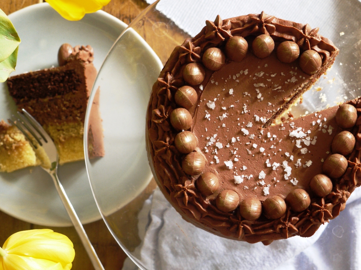 Как украсить орехи. Украшение торта орехами и шоколадом. Украшение торта шоколадными шариками. Торт карамельно Ореховый. Торт с шоколадными шарами.