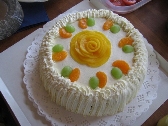 Decorating Cake with Fruit Decorating Cake with Fruit
