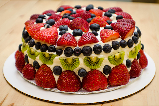 Fresh Cream Cake with Fruits