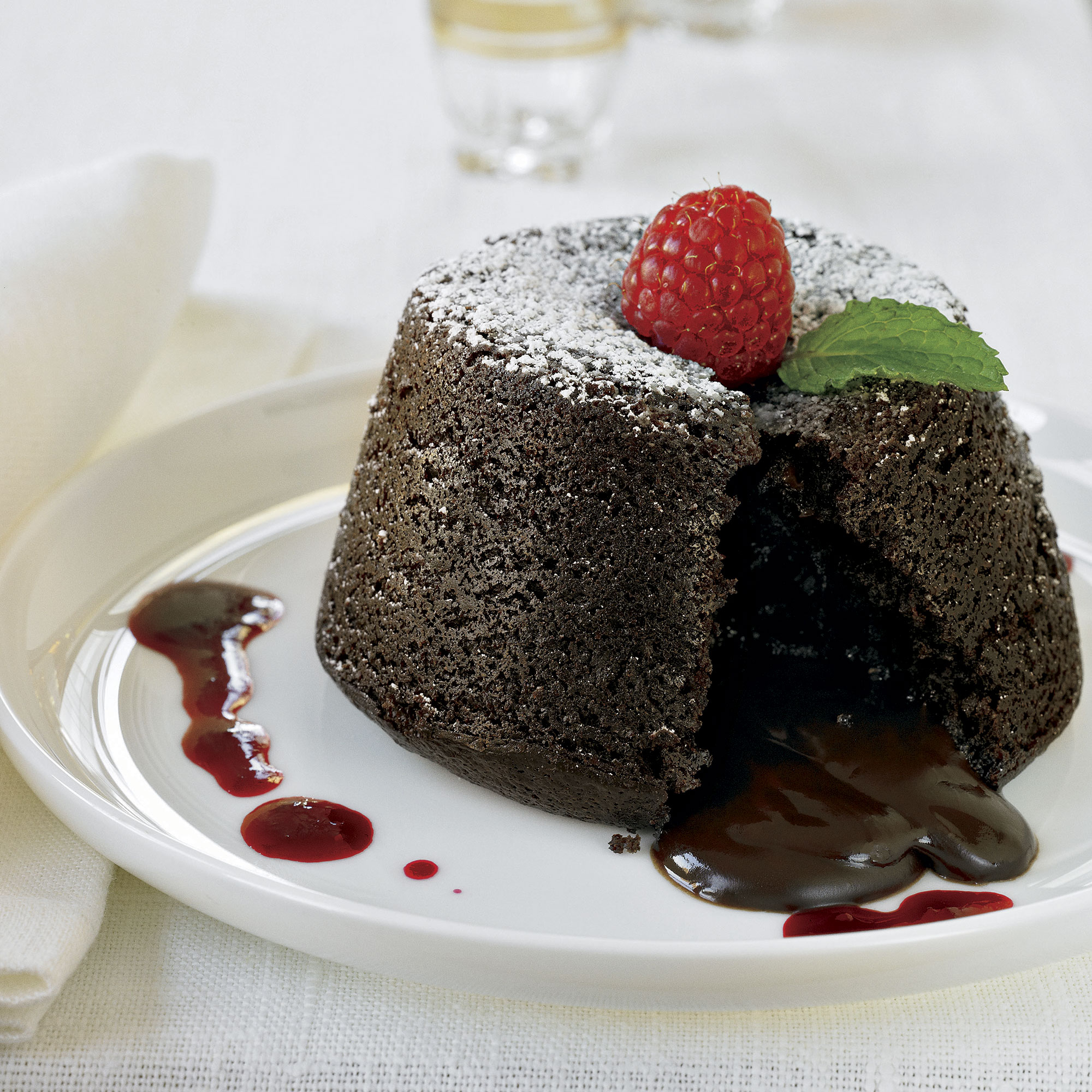 Десерт в микроволновке. Лава кейк. Choco Lava Cake. Торт шоколадная лава. Торт лава кейк.