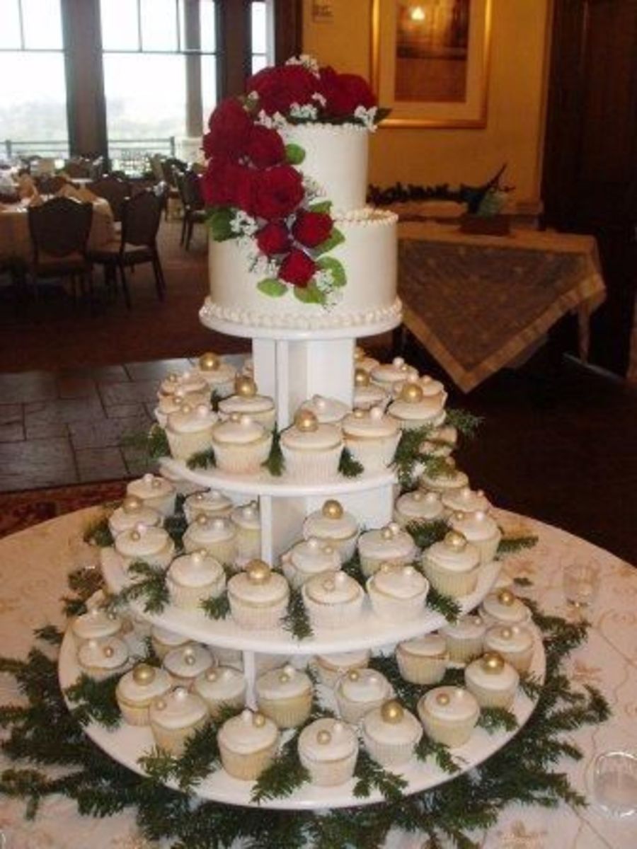 Christmas Wedding Cake with Cupcakes Christmas Wedding Cake with Cupcakes