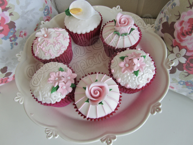 Cupcakes with Fondant Icing Cupcakes with Fondant Icing