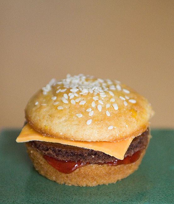 Hamburger Brownie Cupcakes with a Burger Hamburger Brownie Cupcakes with a Burger