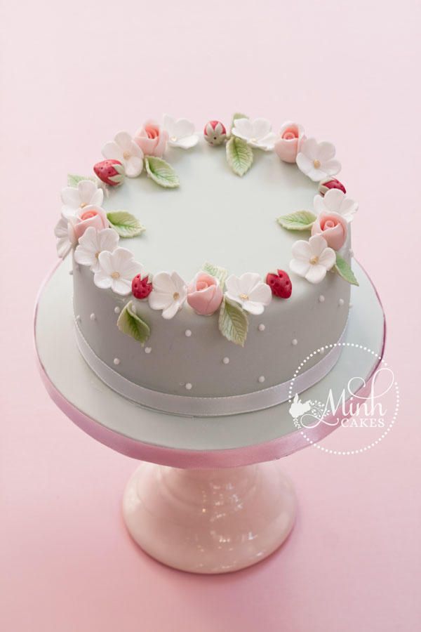 Round Birthday Cake with Flowers Round Birthday Cake with Flowers