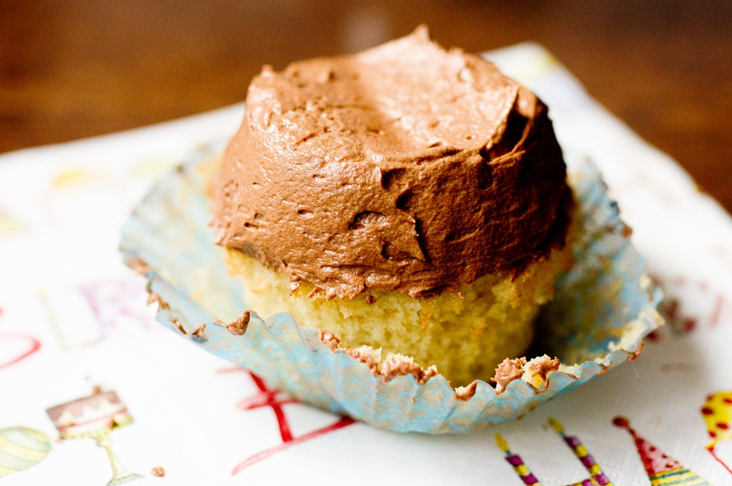 Chocolate Vanilla Cupcakes with Cream Cheese Frosting Chocolate Vanilla Cupcakes with Cream Cheese Frosting