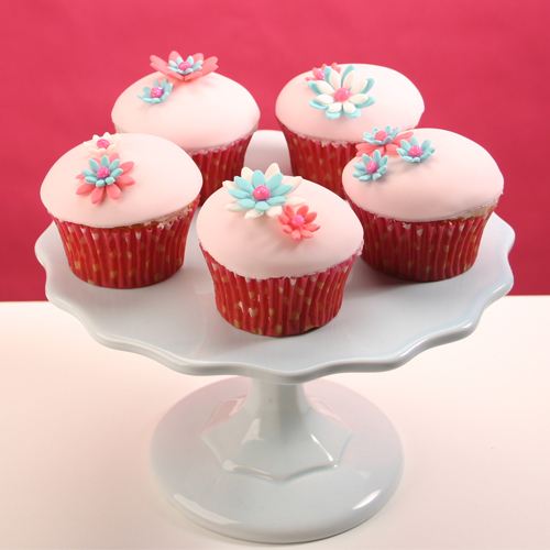 How to Cover Cupcakes with Fondant How to Cover Cupcakes with Fondant