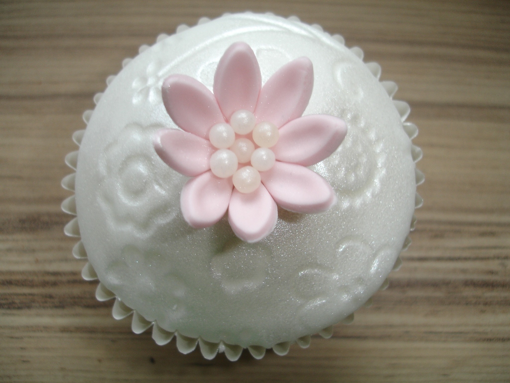 White Fondant Wedding Cupcakes White Fondant Wedding Cupcakes