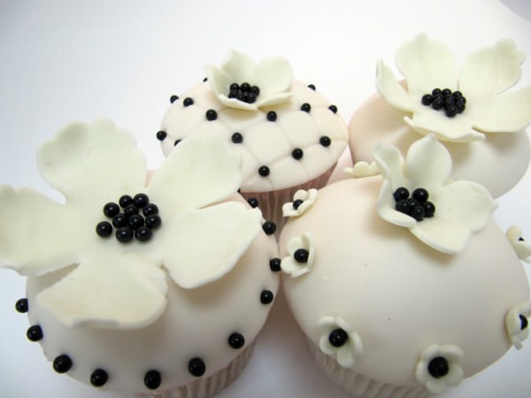Black and White Wedding Cupcakes Black and White Wedding Cupcakes