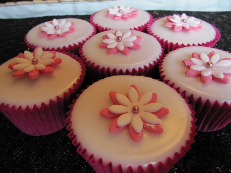 Cupcakes with Fondant Cupcakes with Fondant