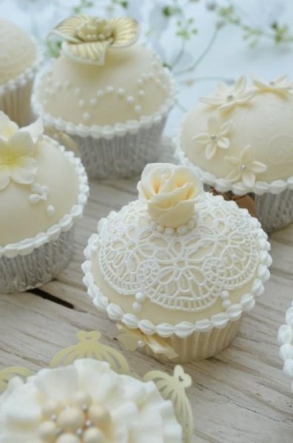 Elegant White Wedding Cupcakes Elegant White Wedding Cupcakes