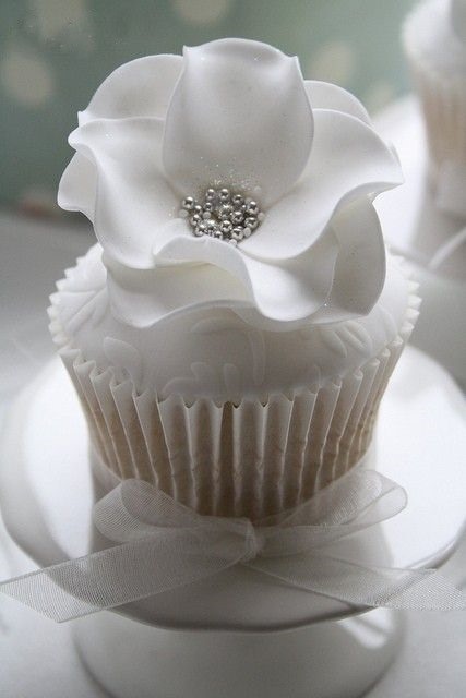 Elegant White Wedding Cupcakes Elegant White Wedding Cupcakes