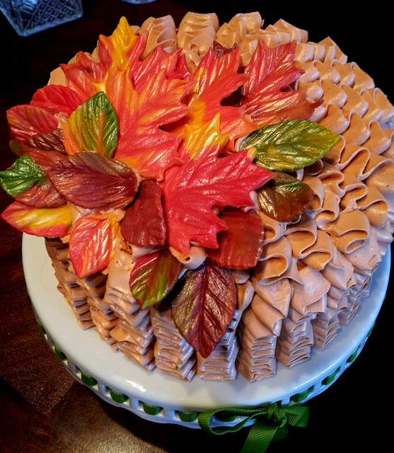 Fondant Cakes with Fall Leaves Fondant Cakes with Fall Leaves