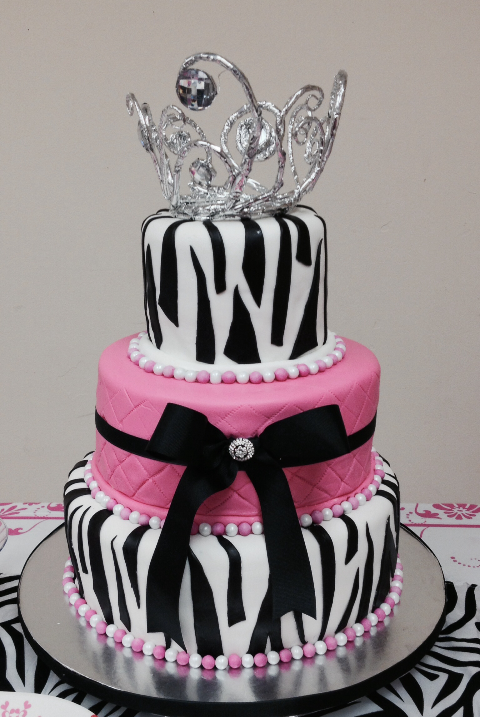 Черно розовый торт. Торт черный с розовым. Черно розовый торт для девочки. Торт черный с розовым для девочки. Черно розовый торт для девушки.