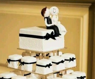 Square Wedding Cake and Cupcakes Square Wedding Cake and Cupcakes