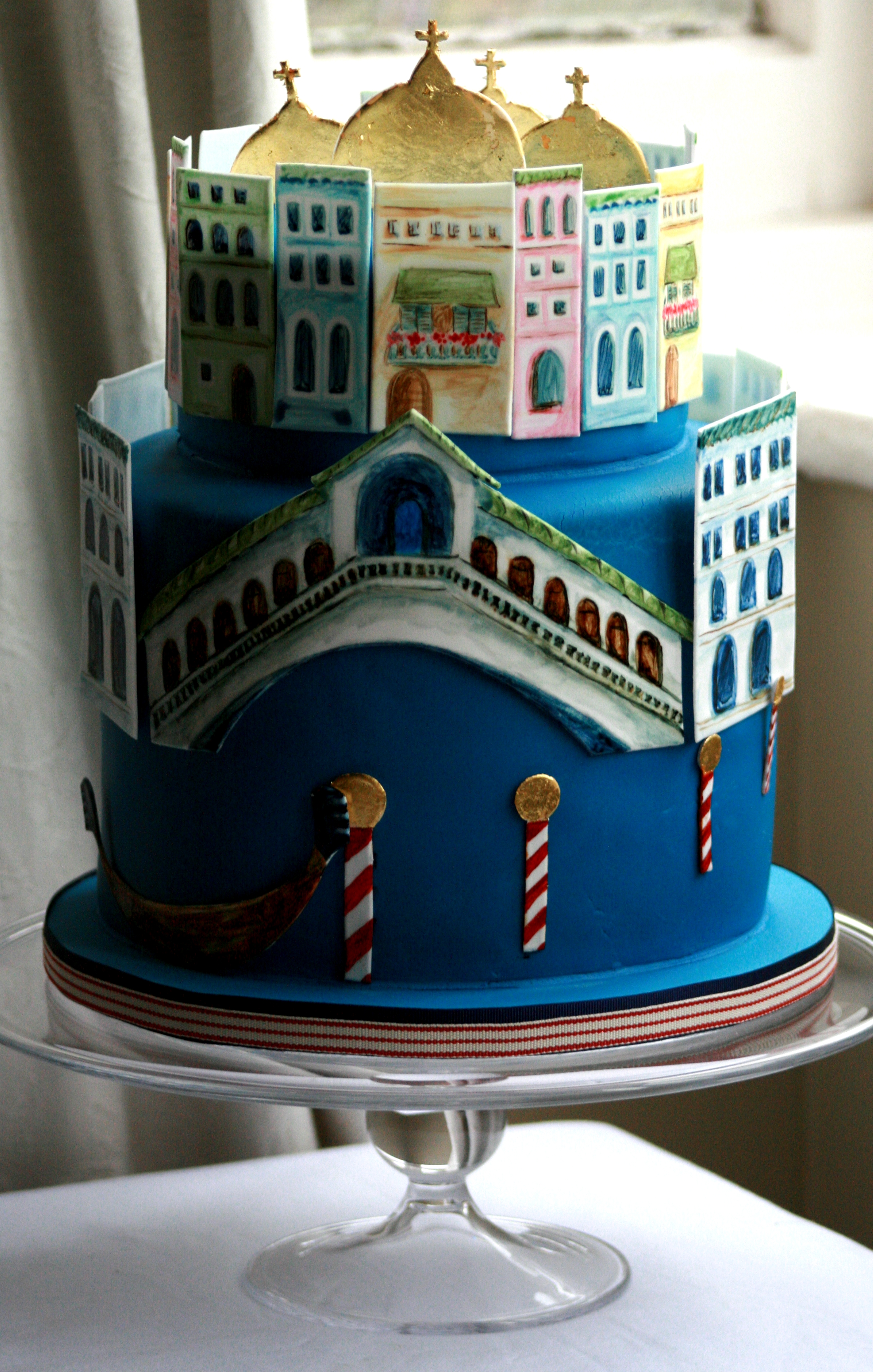 Торт балкон. Торт. Торт необычной формы. Торт архитектура. Торт в виде здания.