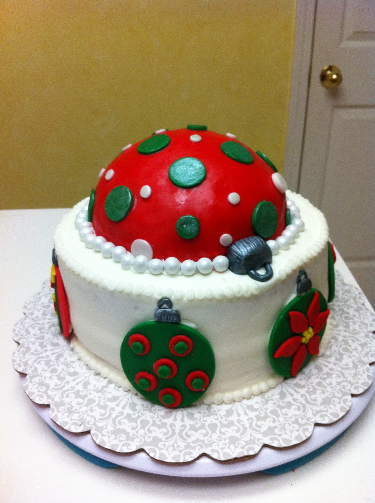 Cake with Christmas Ornaments Cake with Christmas Ornaments