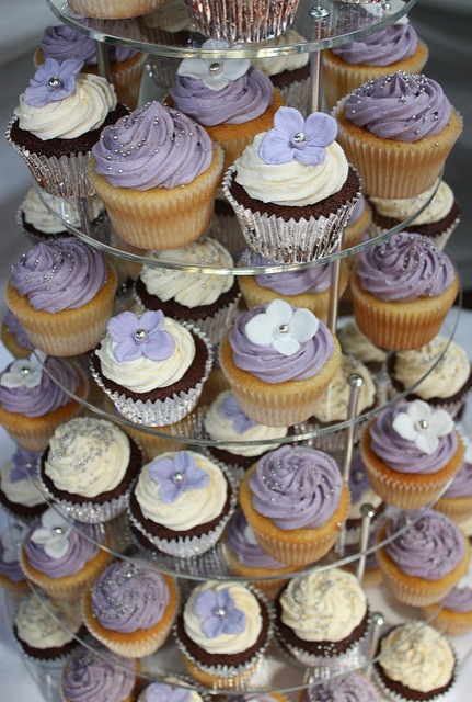 Silver White Wedding Cakes and Cupcakes