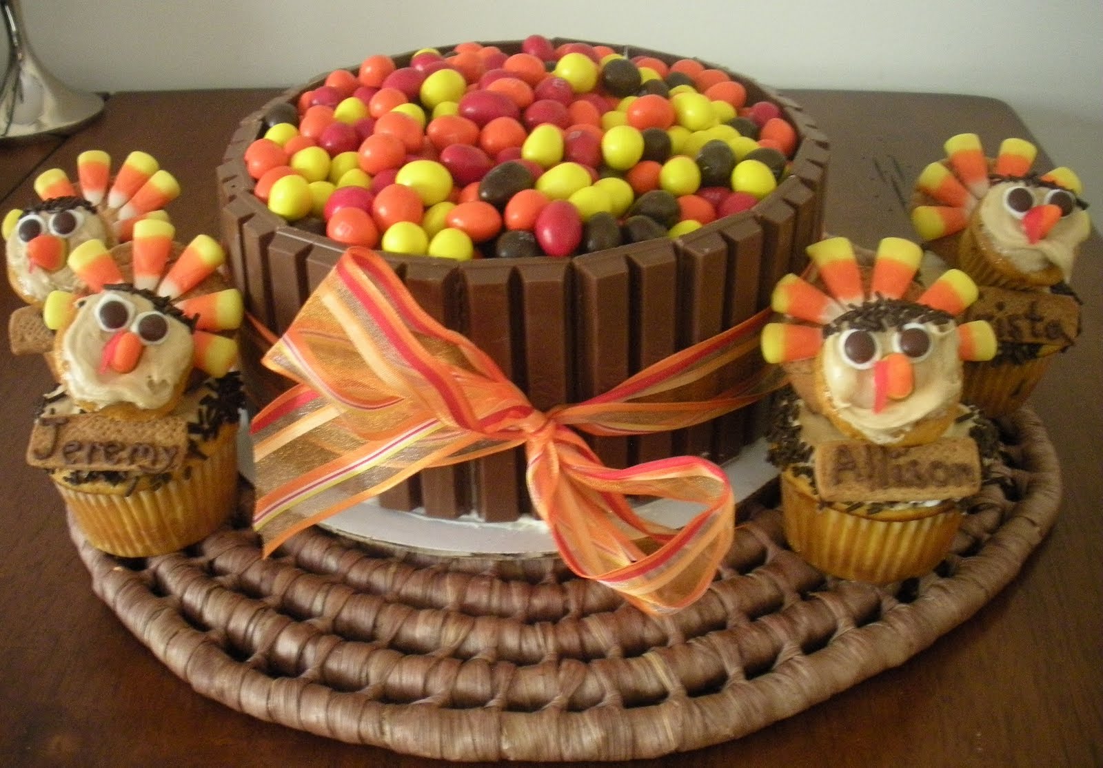 Thanksgiving Turkey Cupcake Cake