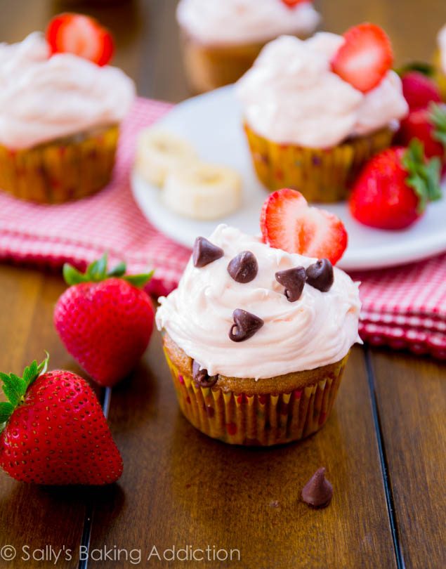 Chocolate Strawberry Cupcakes with Cream Cheese Frosting Chocolate Strawberry Cupcakes with Cream Cheese Frosting