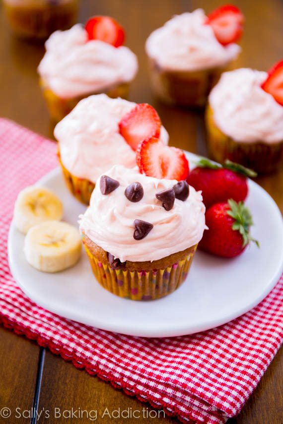 Chocolate Strawberry Cupcakes with Cream Cheese Frosting Chocolate Strawberry Cupcakes with Cream Cheese Frosting