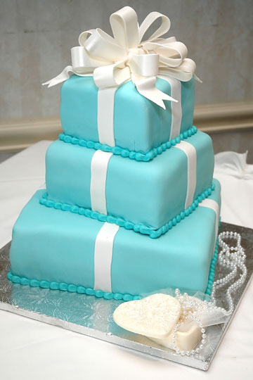Decorating Cake with Icing Decorating Cake with Icing