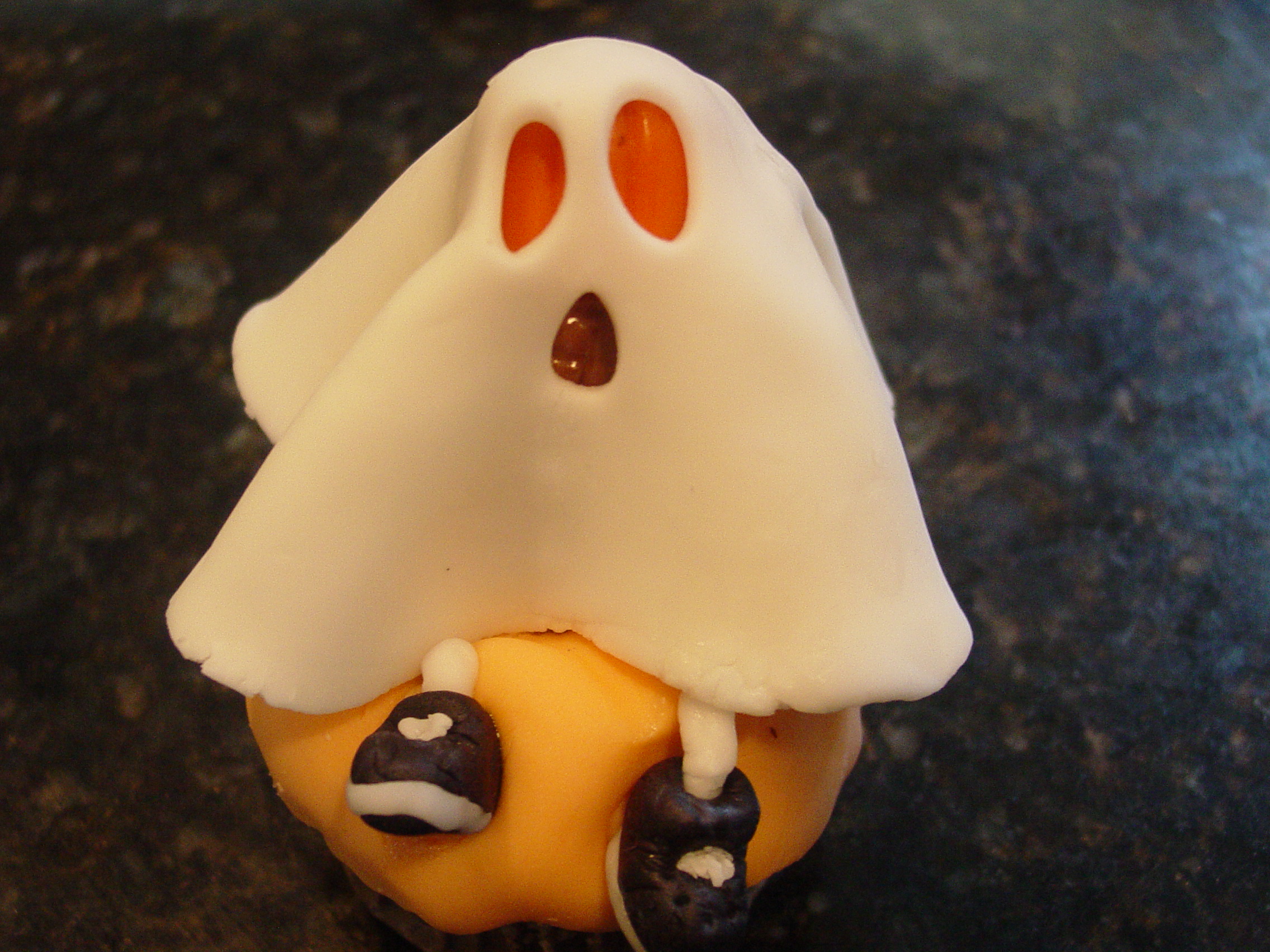 Halloween Fondant Ghost Cupcake Halloween Fondant Ghost Cupcake