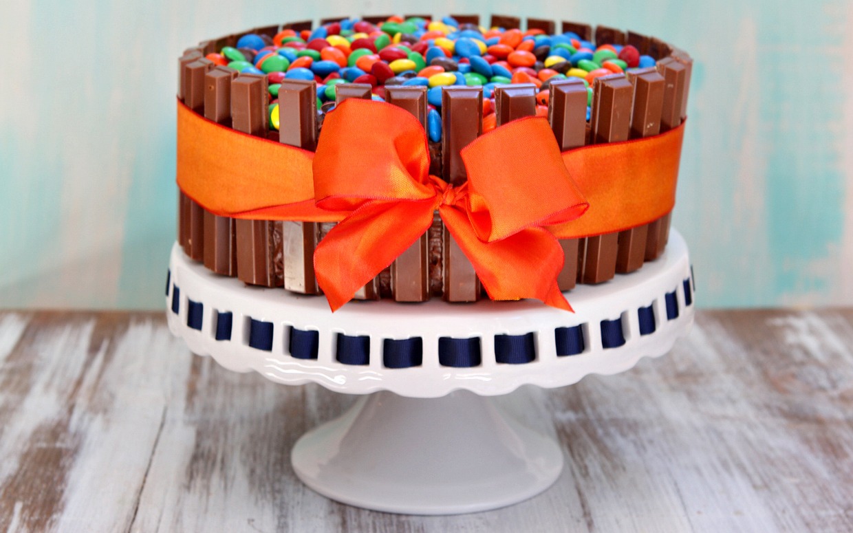 Halloween Kit Kat Cake