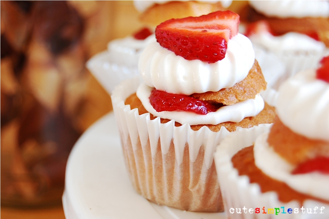 Strawberry Cream Cheese Filled Cupcakes Strawberry Cream Cheese Filled Cupcakes