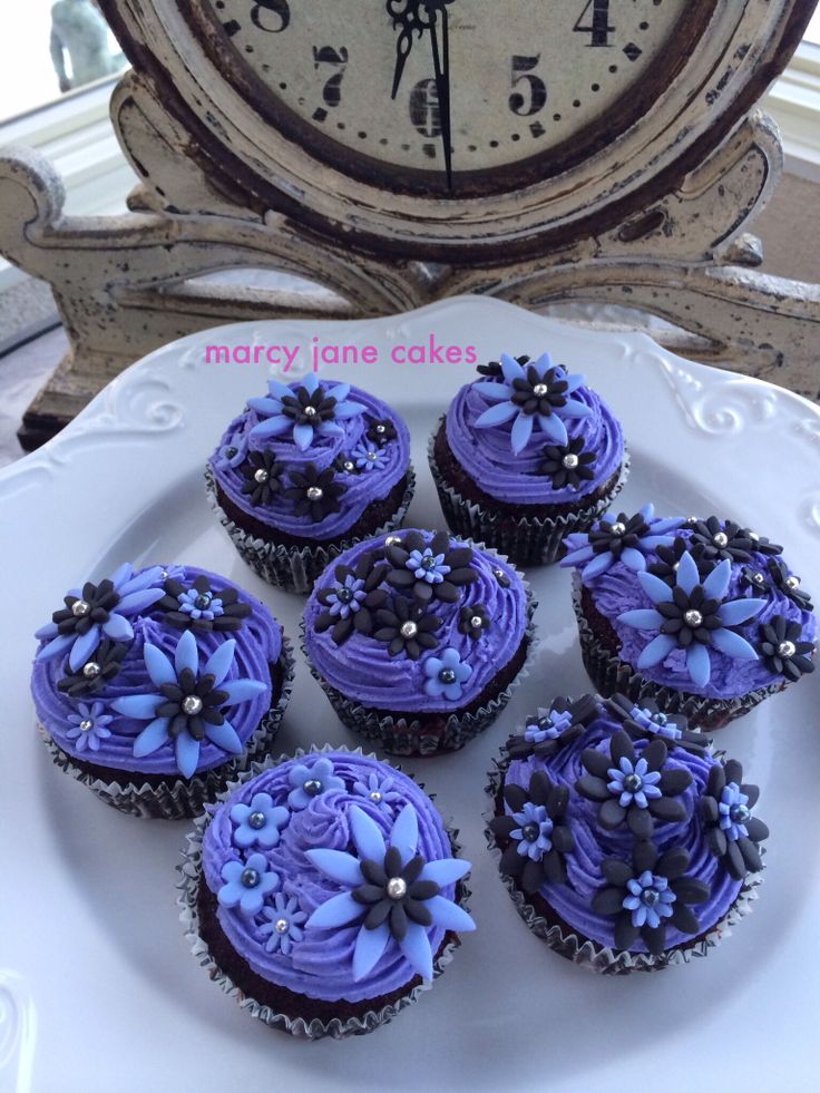 Fondant Cake with Purple Flowers Fondant Cake with Purple Flowers