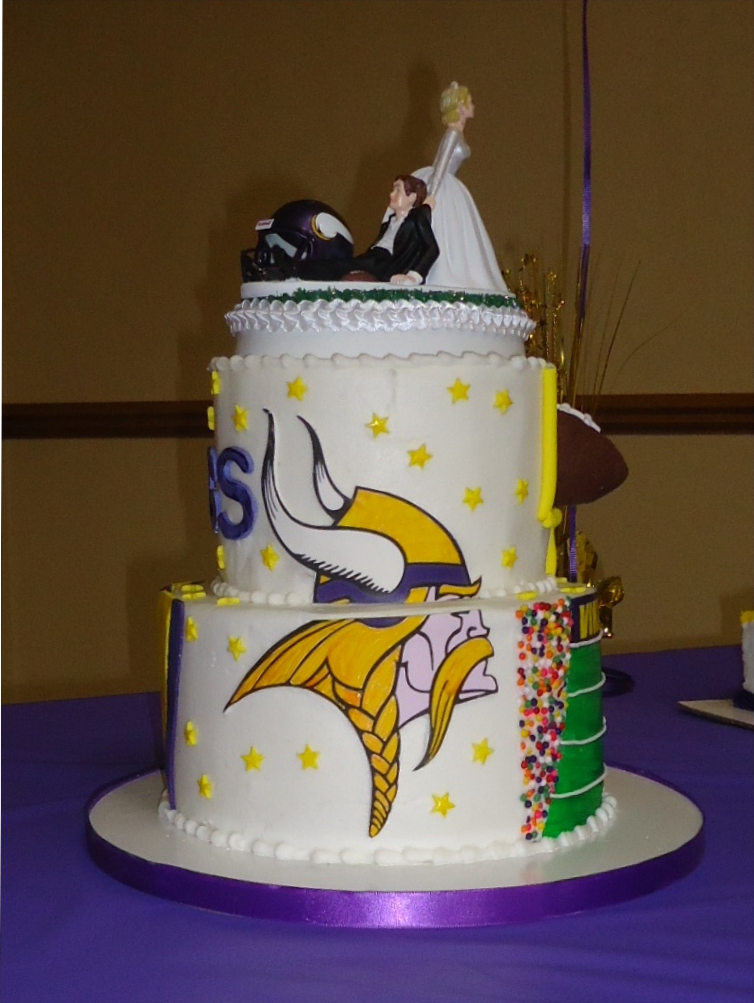 7 Best Wedding Cakes In Minnesota Photo Minnesota Viking Wedding
