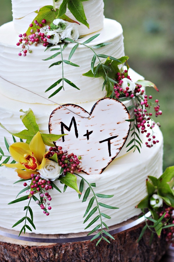 Rustic Wedding Cake with Fresh Flowers Rustic Wedding Cake with Fresh Flowers