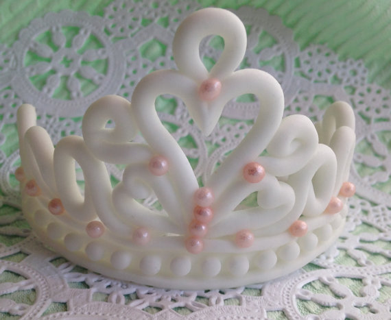 How to Make a Fondant Tiara Cake Topper How to Make a Fondant Tiara Cake Topper