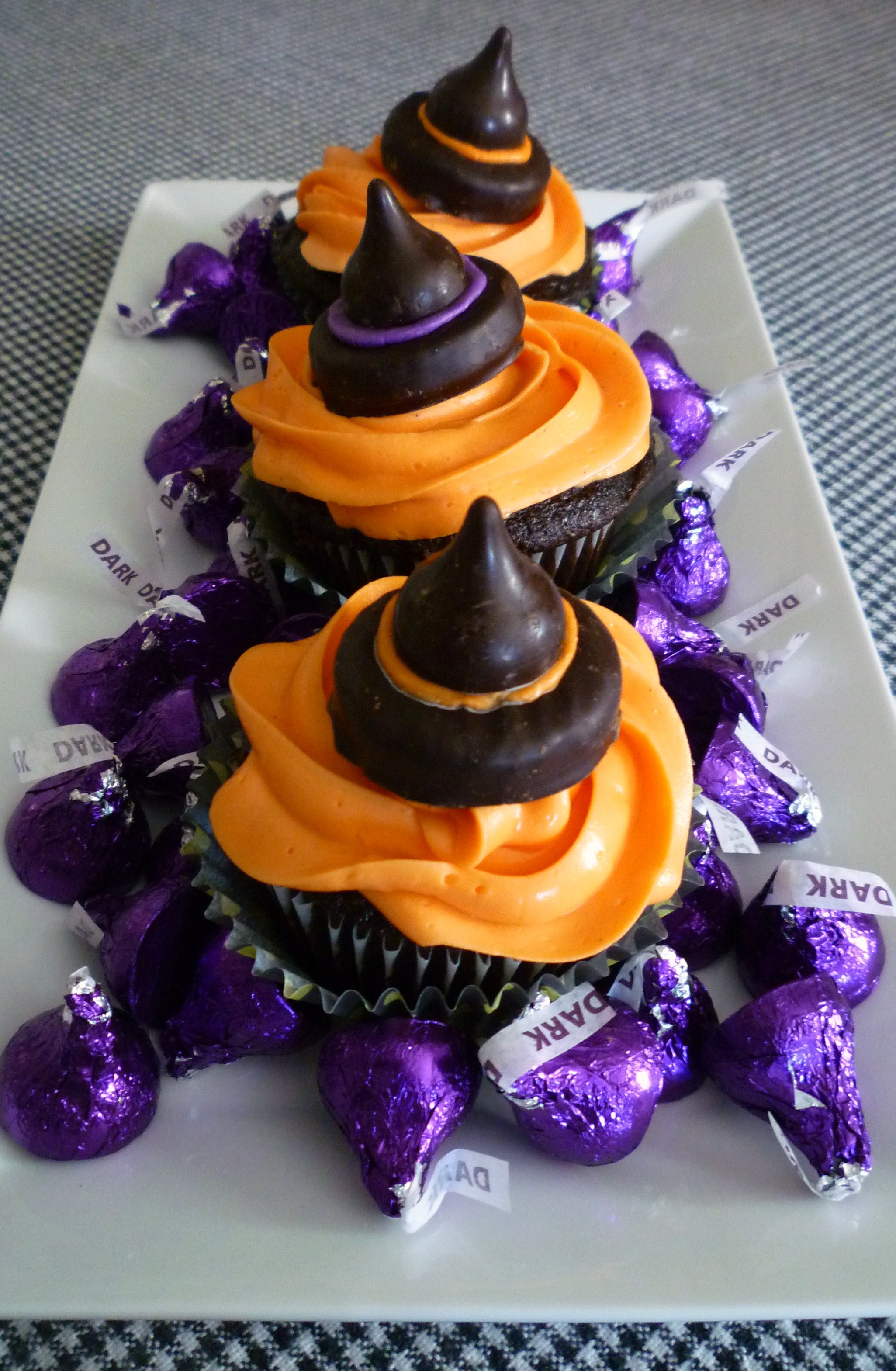 Halloween Cupcakes with Witches Hats