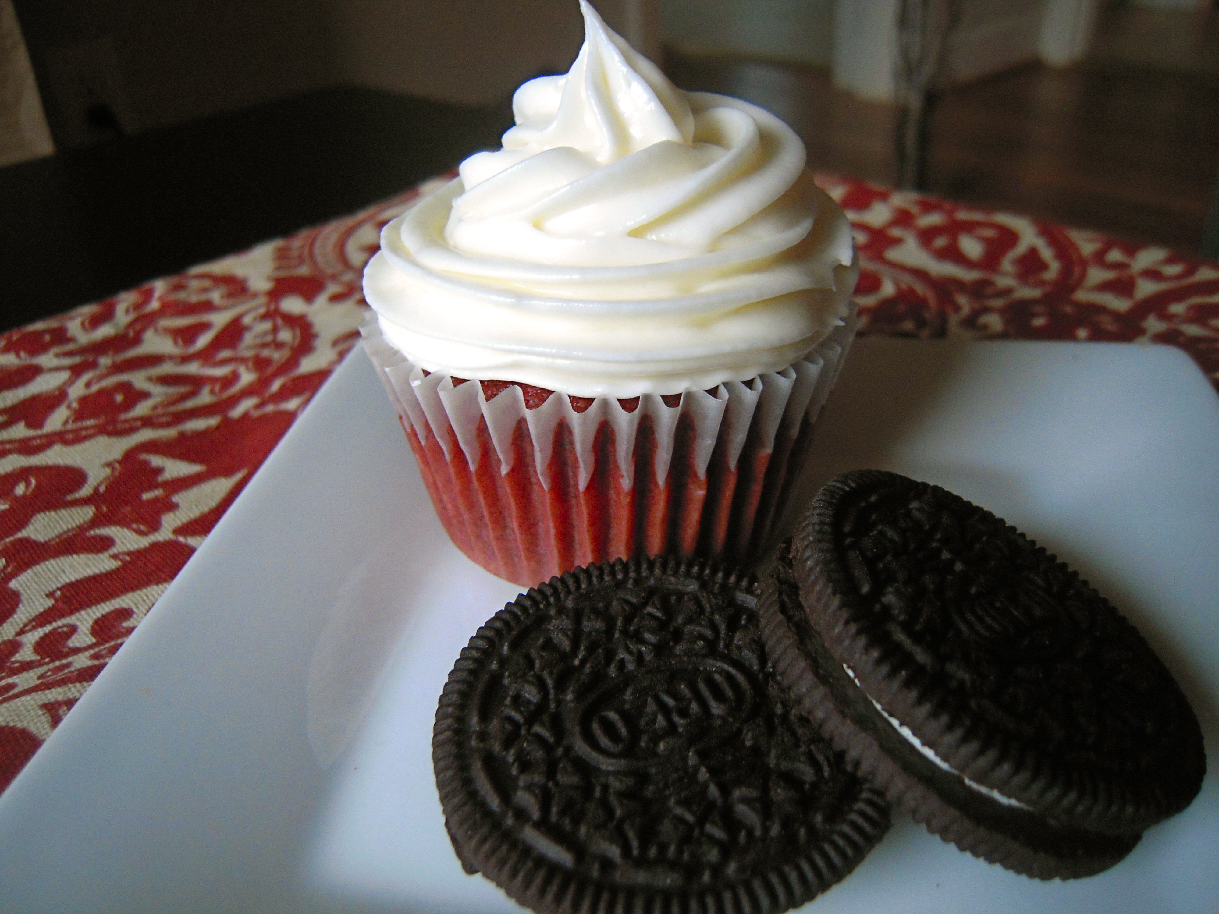 Red Velvet Cupcakes with Oreos Red Velvet Cupcakes with Oreos