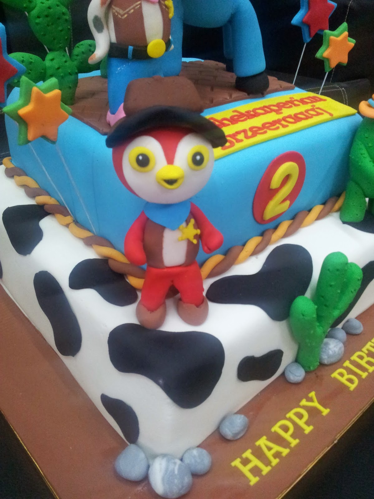 13 Photos of Sheriff Callie Cakes With Figurines