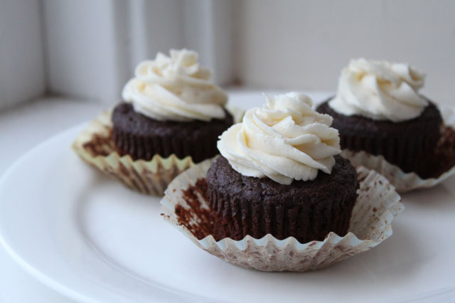 How to Make Moist Chocolate Cupcakes