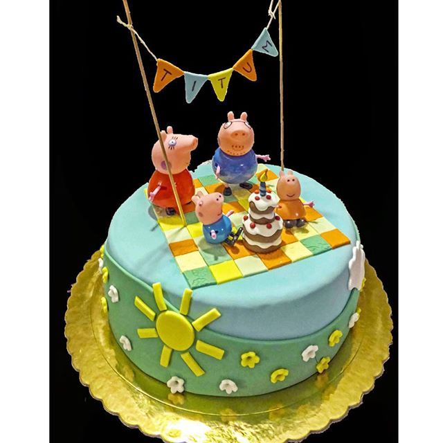 Peppa Pig Birthday Cake