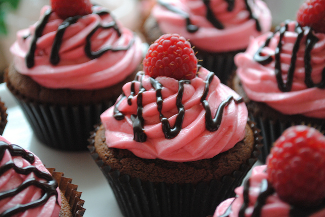 Pretty Chocolate Cupcakes with Frosting