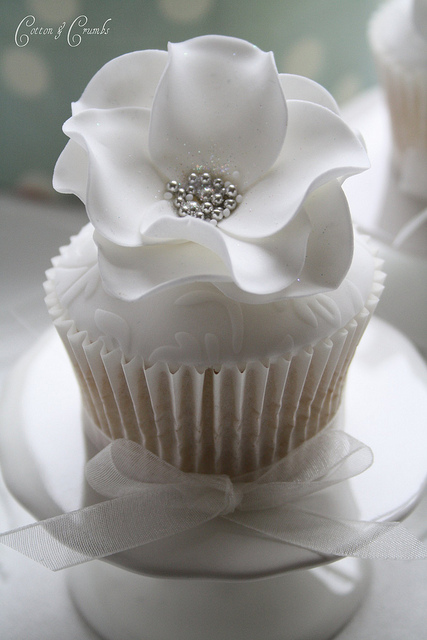 Elegant White Wedding Cupcakes Elegant White Wedding Cupcakes