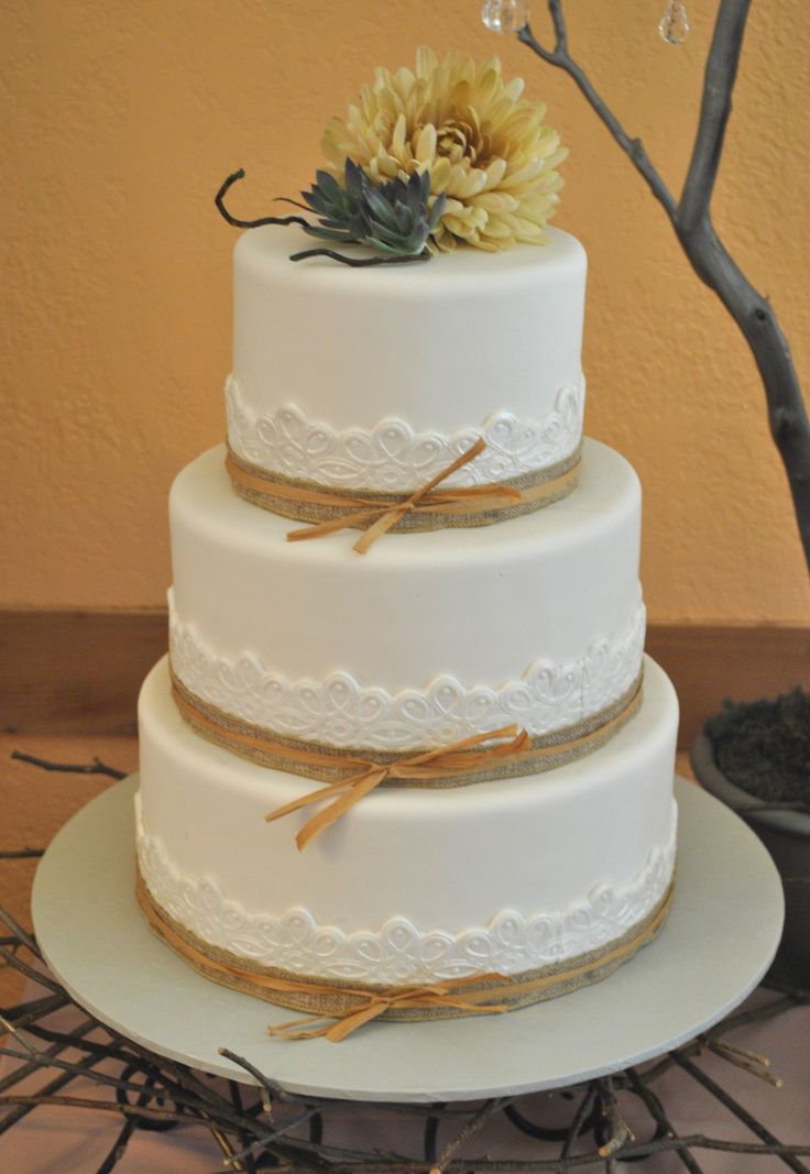 Burlap and Lace Wedding Cake Ideas