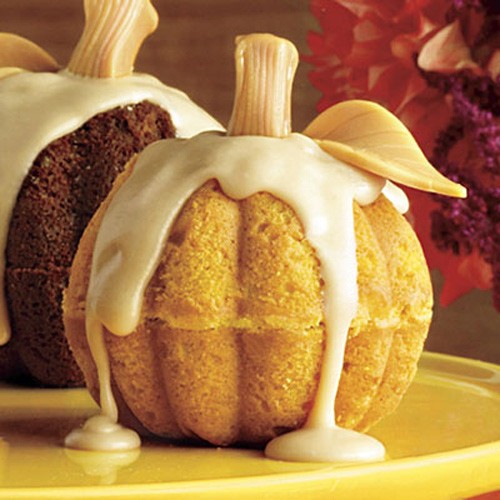 Cute Mini Pumpkin Cake for Thanksgiving