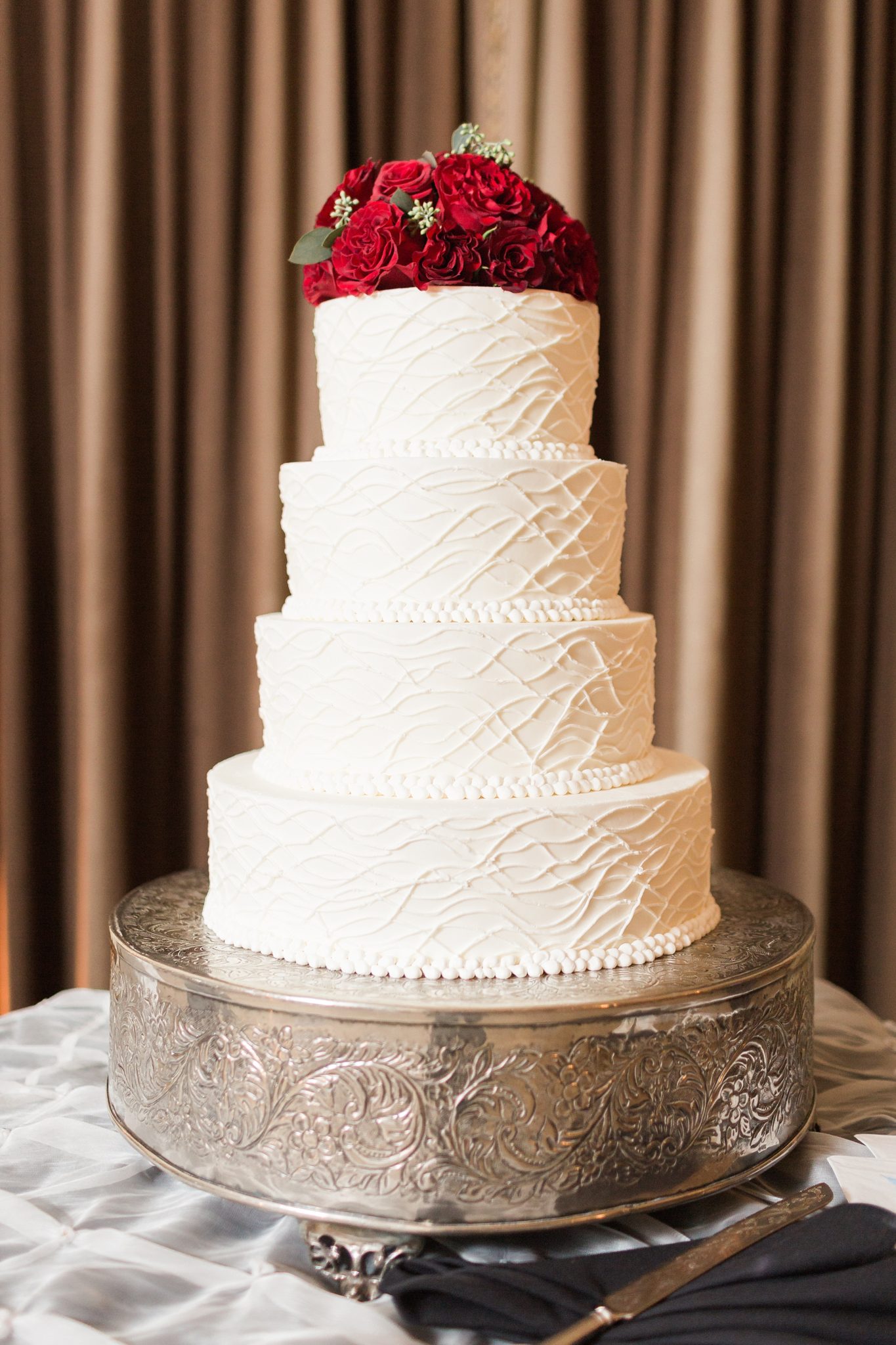 Fondant vs Buttercream Wedding Cakes