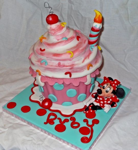 Minnie Mouse Giant Cupcake Cake